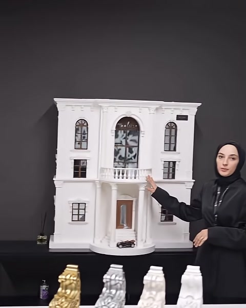 Beyaz villa maketinde pencere çevreleri ve cephe süslemeleri görülüyor