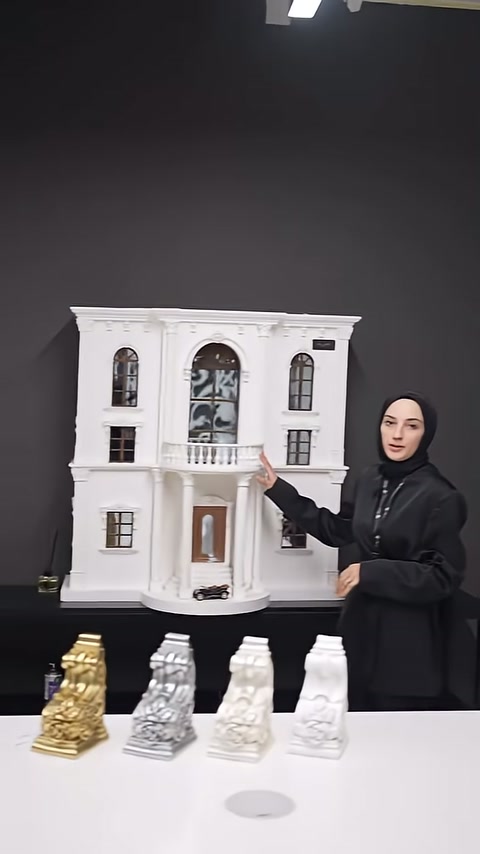 Sunucu, masa üzerindeki bina maketinde payanda yerleşimlerini anlatıyor