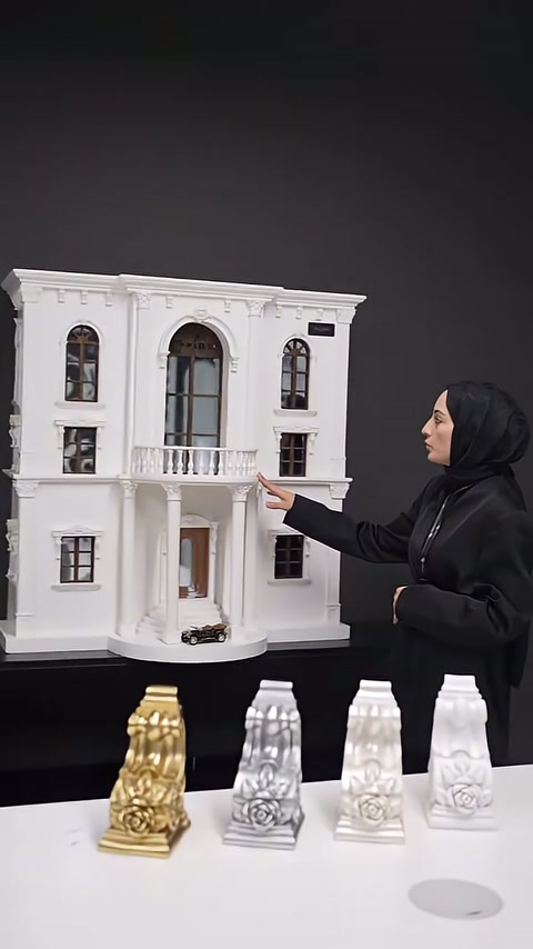 Cephe maketinin kemerli pencereleri çevresindeki dekoratif uygulamalar tanıtılıyor