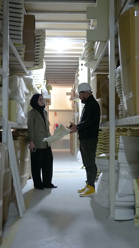 Uzun beyaz dekoratif profil iki kişi arasında yatay tutuluyor
