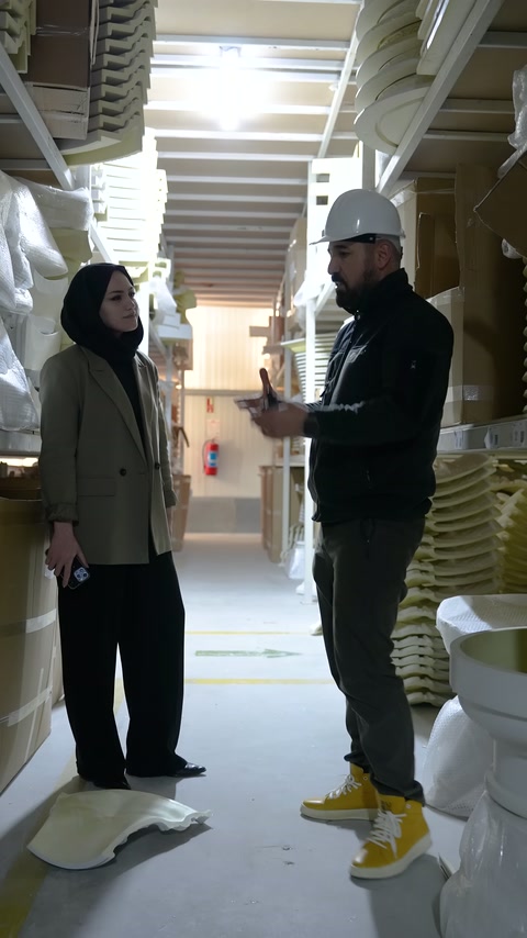 Raflı koridorda dekoratif parçaların yapısı karşılıklı değerlendiriliyor