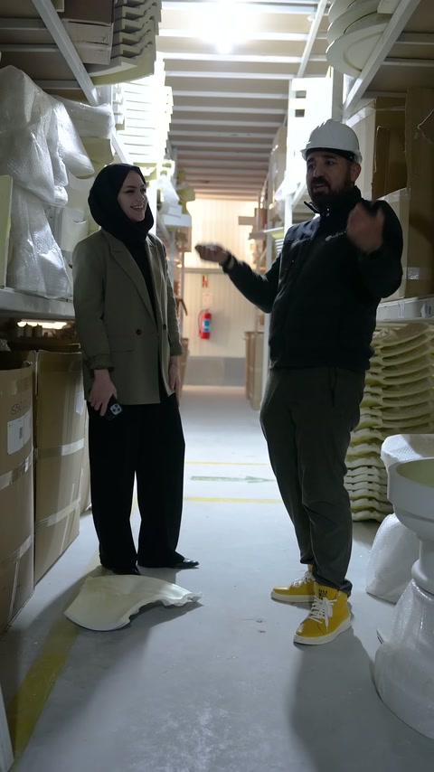Baretli üretici konuşurken dekoratif ürünlerin bulunduğu bölümü gösteriyor