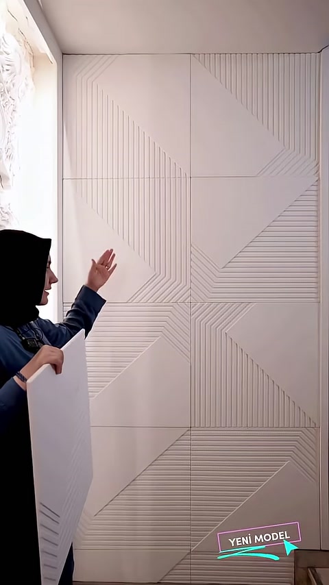 Geometrik desenli 3D panellerin duvar üzerindeki birleşimli uygulaması