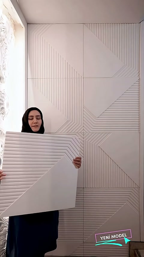Yatay tutulan 3D panelin köşeli kompozisyonu duvar uygulamasıyla karşılaştırılıyor.