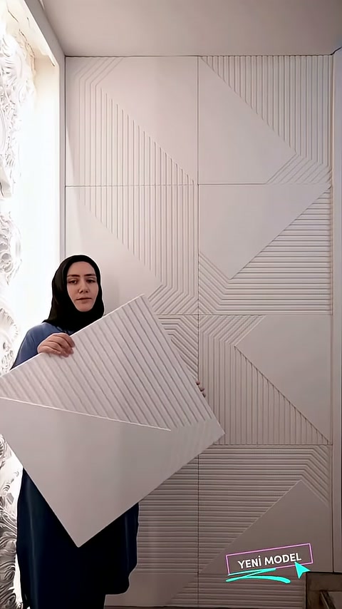 Çapraz konumdaki panelde birleşen kabartmalı çizgiler ve sade alan görülüyor.