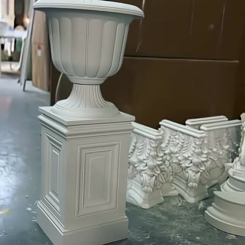 Poliüretan Üzeri Plastik Saksı, Dekoratif Dış ve İç Mekan Saksılarının İmalatı Fabrikadan Halka — 0:18
