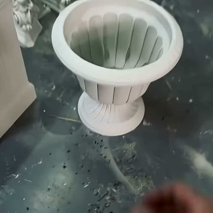 Üstten bakışta saksının dilimli iç yüzeyi ve ağız çemberi görülüyor.