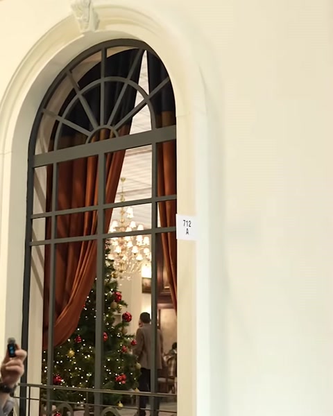 Kemerli pencere sövesi ve vitray bölmeli stand açıklığı
