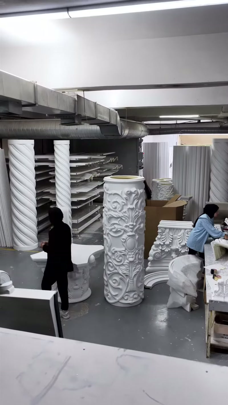 Üretim bölümünde burgulu ve düz gövdeler kabartmalı parçalarla sıralanıyor.