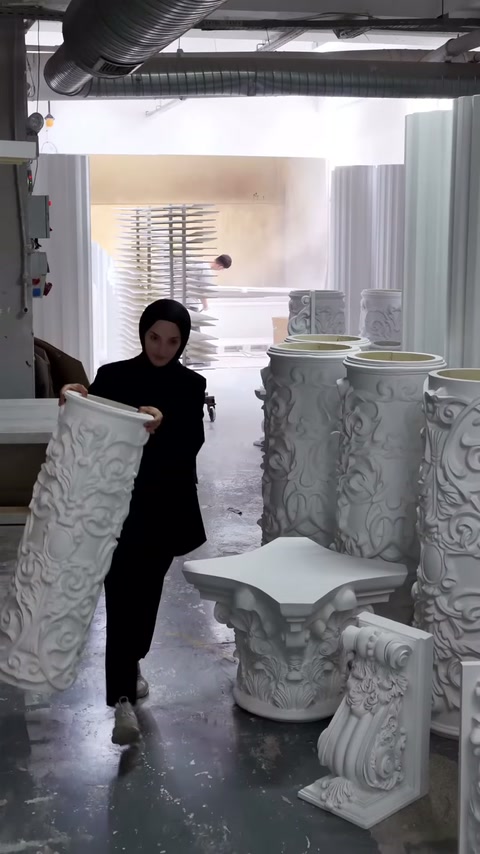 Sunucu zemindeki başlık ve kaideler arasında silindirik parçayı tutuyor.