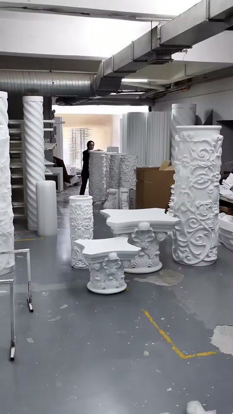 Atölye geçidinde dikey sütun örnekleri ve çeşitli dekoratif parçalar görülüyor.