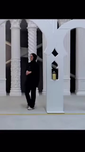 Burgu ve düz sütunların kemerli panellerle oluşturduğu özel tasarım