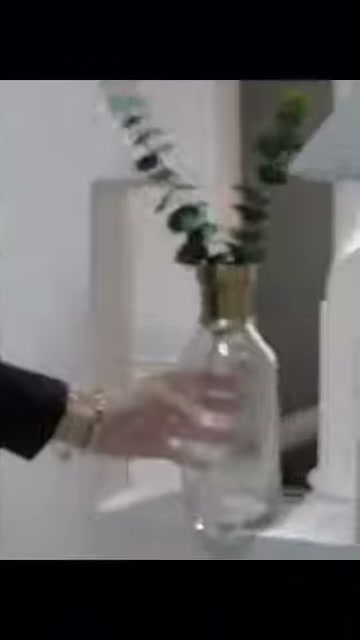 Kemer açıklığındaki vazo, sütunlu dekor içinde elle ayarlanıyor.