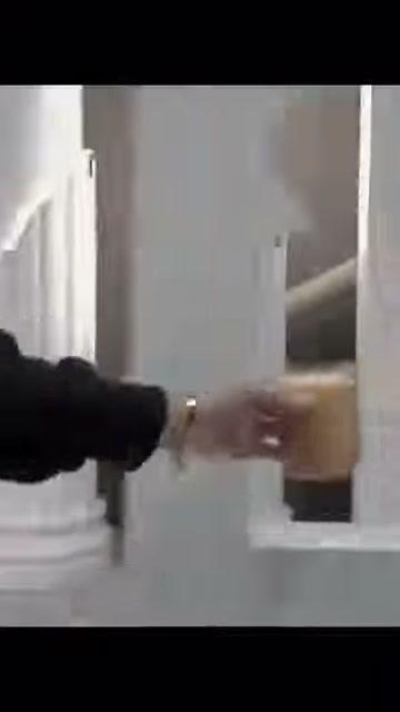 Mum, yivli sütunların yanındaki küçük dekoratif nişe konumlandırılıyor.