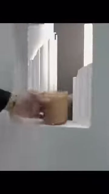 Küçük mum, beyaz panel açıklığındaki kaide üzerine bırakılıyor.
