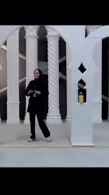 Klasik başlıklı sütunlar ve sivri kemer, atölyede birlikte sunuluyor.