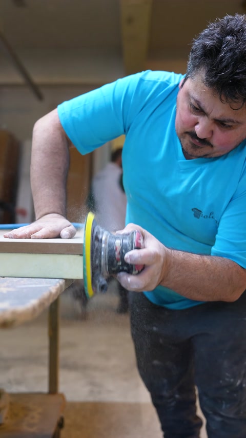 Panel kenarındaki kesim izleri zımparayla düzeltiliyor