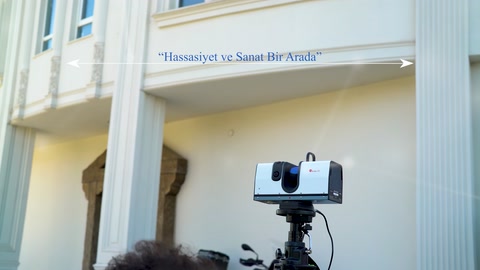 Yüksek yivli sütunlar ve balkon biçimli cephe düzeni inceleniyor.