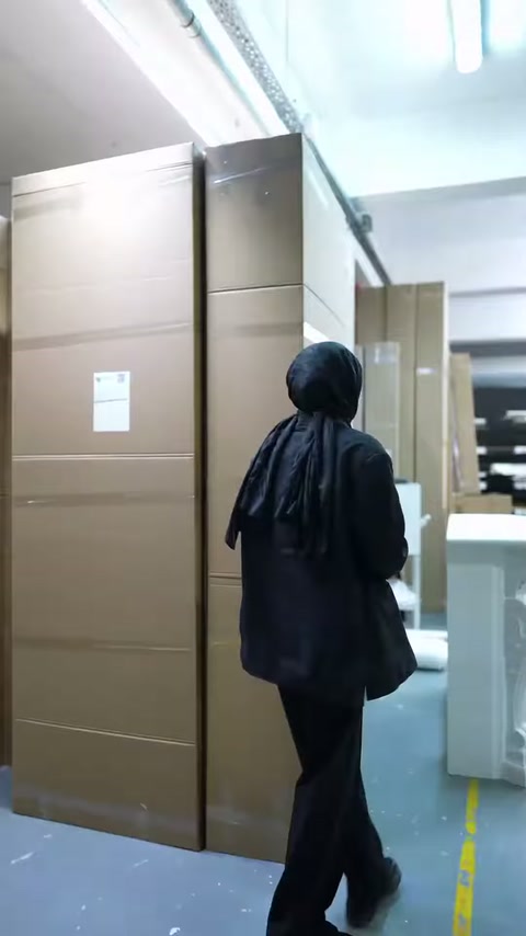 Koli duvarının yanından ayrılan sunucu atölye bölümüne yöneliyor.