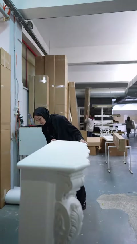 Beyaz şömine ünitesinin üst yüzeyi atölye ortamında inceleniyor.