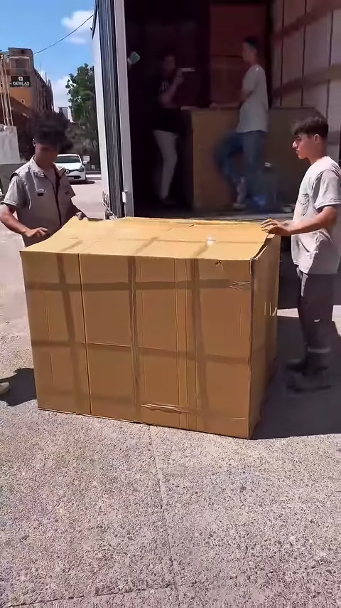 Karton kapaklar çözülerek ambalajın iç kısmına erişim sağlanıyor