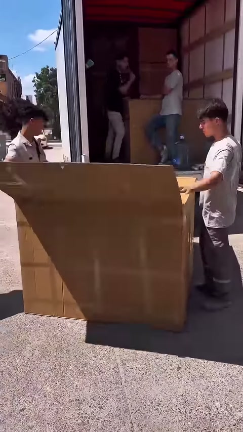 Öndeki geniş kapak aşağı indirilerek koli tamamen açılıyor