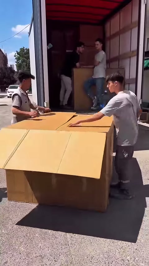 Ambalajın yan ve ön kapakları sırayla dışarı açılıyor