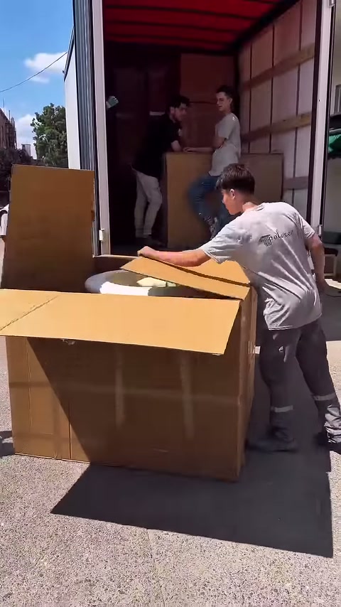 Açılan kolinin içinde beyaz dekoratif ürünün üst kenarı beliriyor