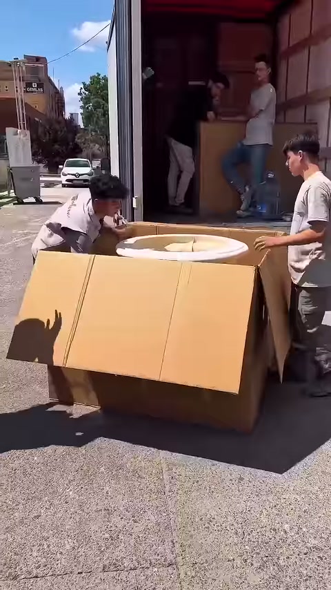 Ürünün yuvarlak üst tablası karton ambalaj arasında görünür oluyor