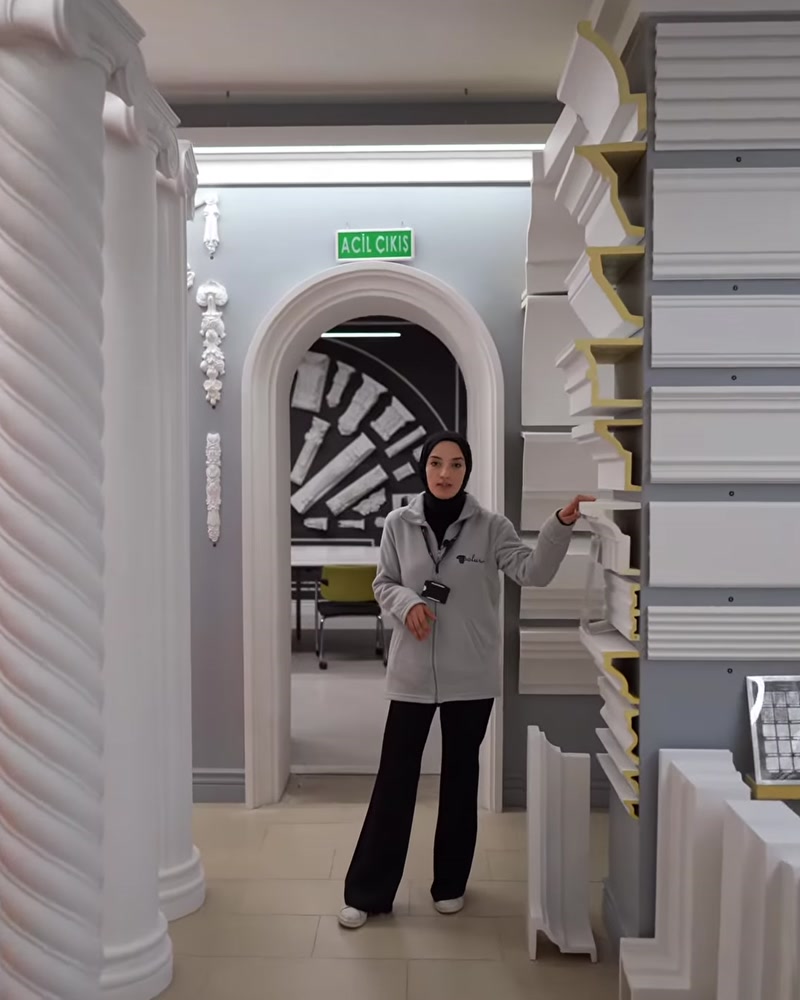 Poliüretan söve modellerinin sergilendiği dekorasyon ürünleri showroomu