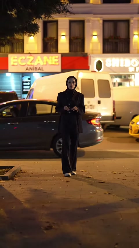 Sokak sunumunda yatay kat profilleri ve dikey pilasterlerle düzenlenen bina gösteriliyor.