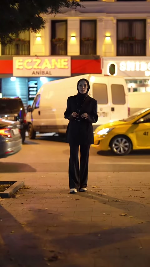 Sunucu, ışıklı pencere çerçeveleriyle tamamlanan çok katlı cepheyi anlatıyor.