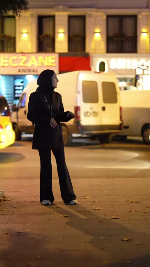 Sunucu, tamamlanan cephedeki pencere süslemelerine dönerek uygulamayı gösteriyor.