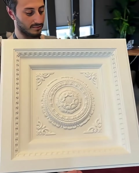 Kare Kaset Kubbe ve Geometrik Tavan Panelleriyle Klasik Mimariyi Modern Alanlara Taşıyan Poliüretan — 0:17