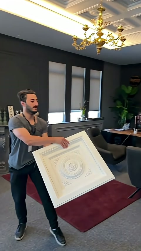 Kaset panelin derin profilleri ve dairesel orta bezemesi karşıdan inceleniyor.