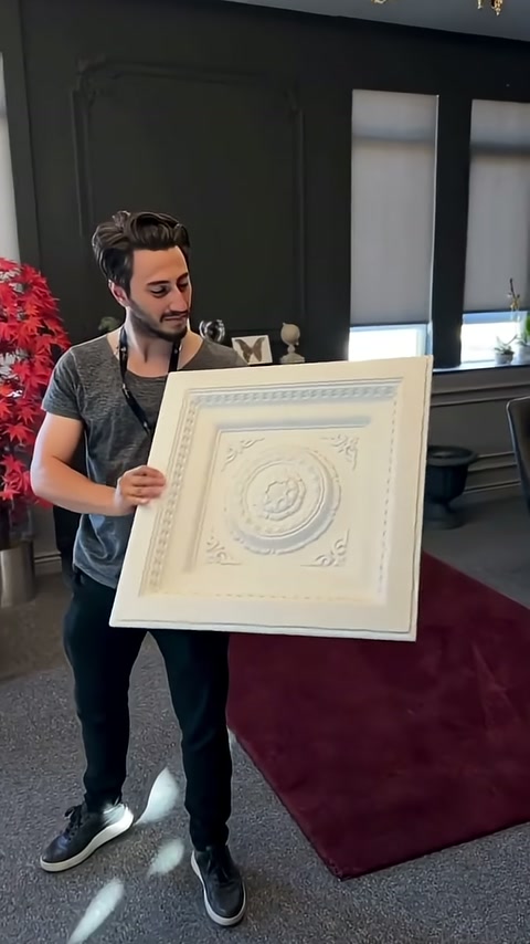 Beyaz tavan panelinin kademeli bordürü ve merkez süslemesi belirginleşiyor.