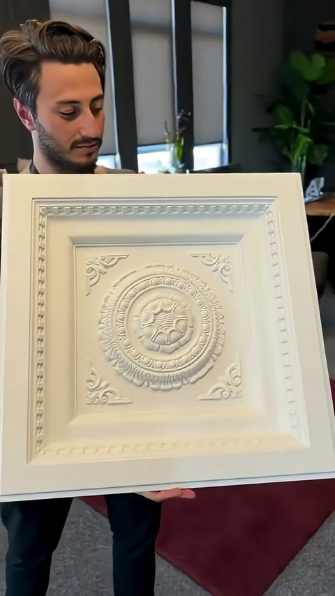 Sunucu dik tuttuğu panelin tamamını yakın mesafeden tanıtıyor.