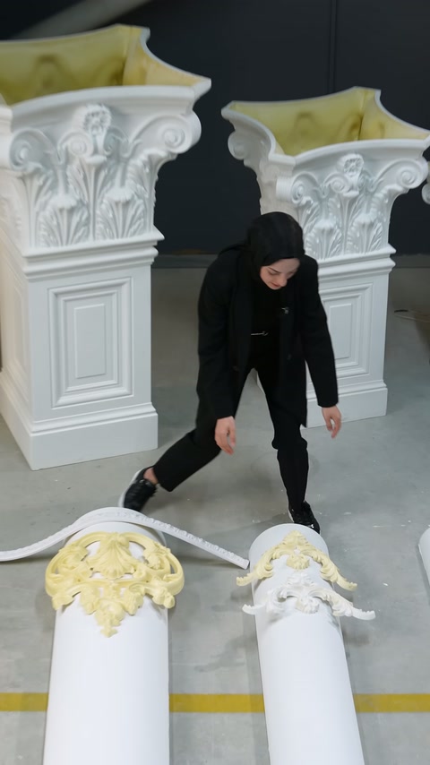 Uygulayıcı beyaz kabartmalı parçayı silindirik yüzeyden kaldırıyor.
