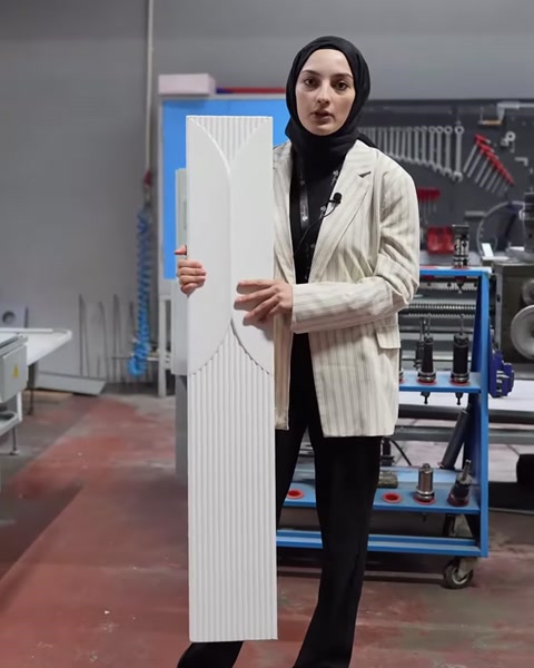 Beyaz astarlı dekoratif panelin tam boy görünümü sunuluyor