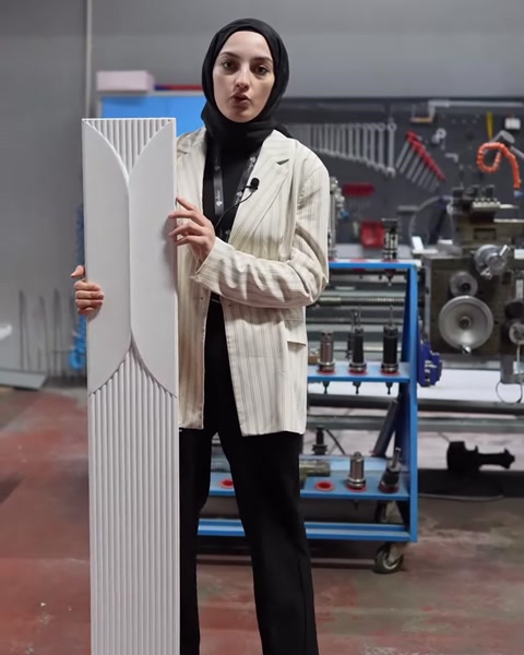 Dikey kanallı panelin geniş kavisli yüzey detayı inceleniyor
