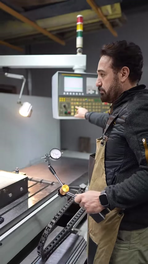 Operatör CNC tezgâhını kontrol panelinden ayarlayarak üretimi yönetiyor