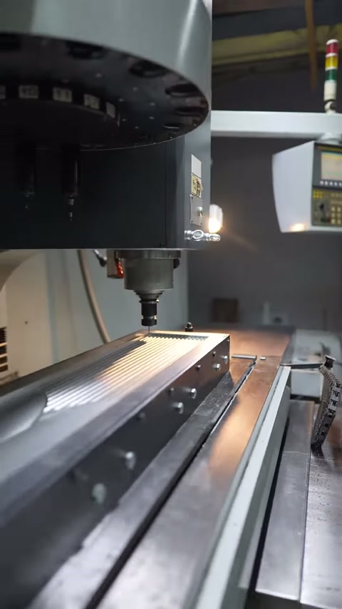CNC makinesi uzun panel yüzeyindeki doğrusal dokuyu tamamlıyor