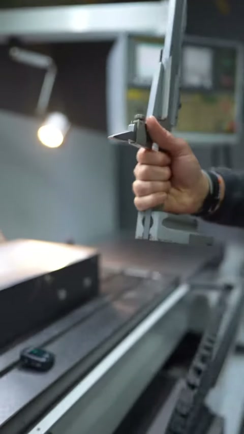 Ölçüm kolu operatörün eliyle panel yüzeyine doğru indiriliyor