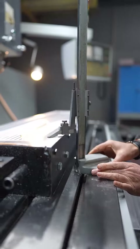 Ölçüm aparatının tabanı üretim tablasında elle sabitleniyor
