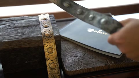 El aleti, kirişe yerleştirilen metal bandın üzerinde uygulamaya hazırlanıyor.
