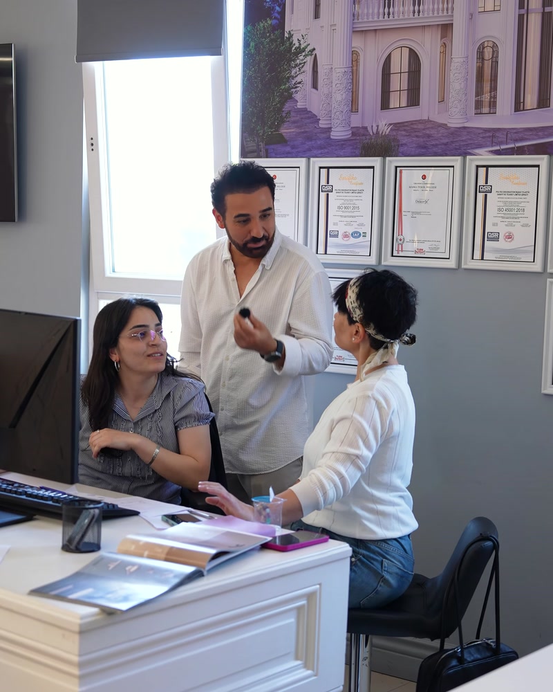 Poliüretan showroomda tasarımcı ile ekip masa başında görüşüyor
