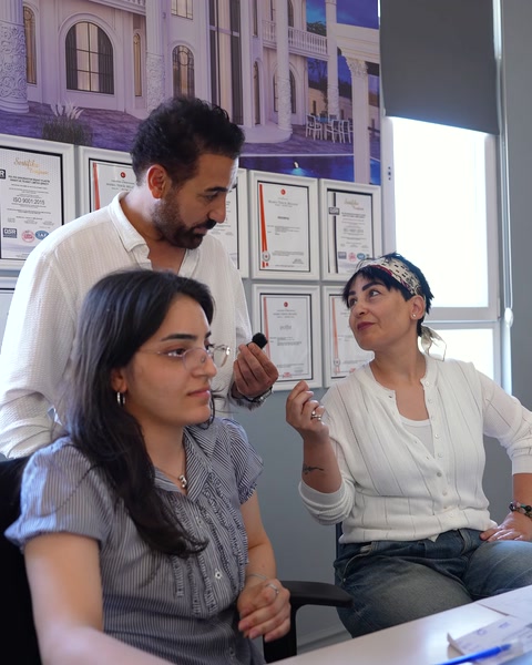 Ekip masada oturarak poliüretan uygulama planını birlikte inceliyor