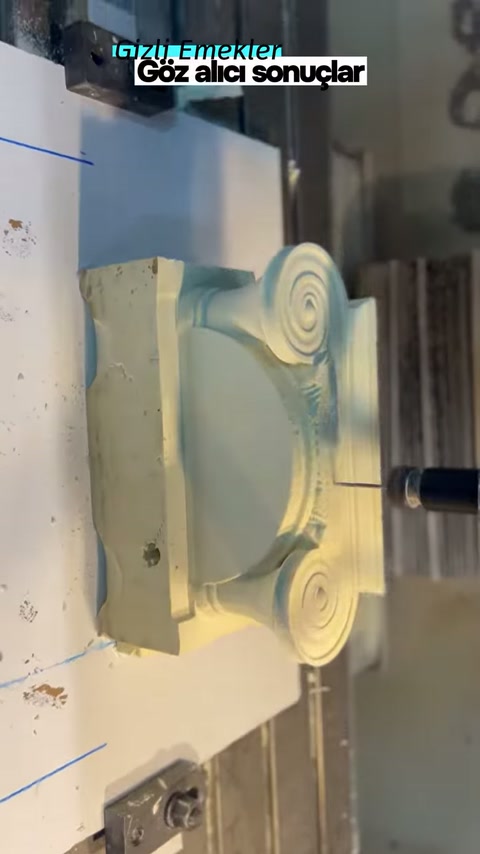 Dekoratif parçanın iki spiral volütü tezgâh üzerinde belirginleşiyor
