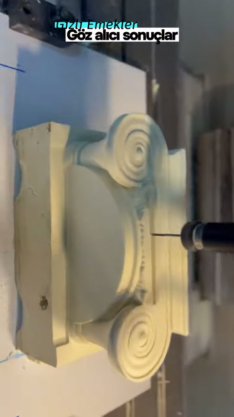 Kesici uç, sağdaki spiral bezemenin yanında çalışma yapıyor