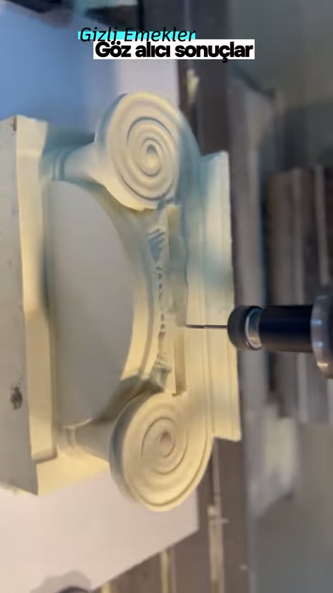 Yakın planda başlığın spiral ucu ile kavisli merkezi görülüyor